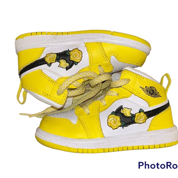 Jordan 1s yellow and black - Picture 1 of 3